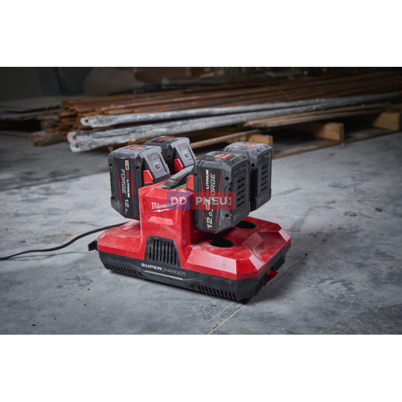 Viacnásobná supernabíjačka MILWAUKEE PACKOUT™ M12-18 MBPSC4