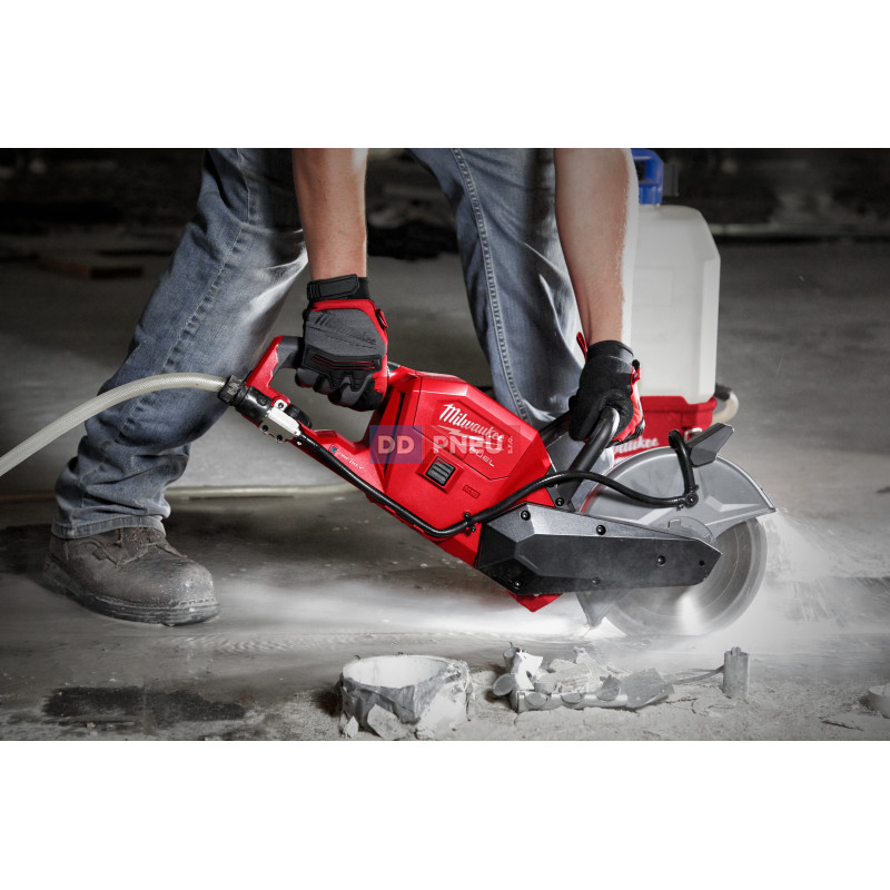 Aku rozbrusovacia píla MILWAUKEE M18 FCOS230-121