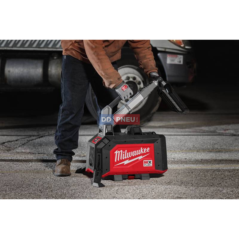 MX FUEL aku kompaktné staveniskové svetlo MILWAUKEE MXF TLIC-601
